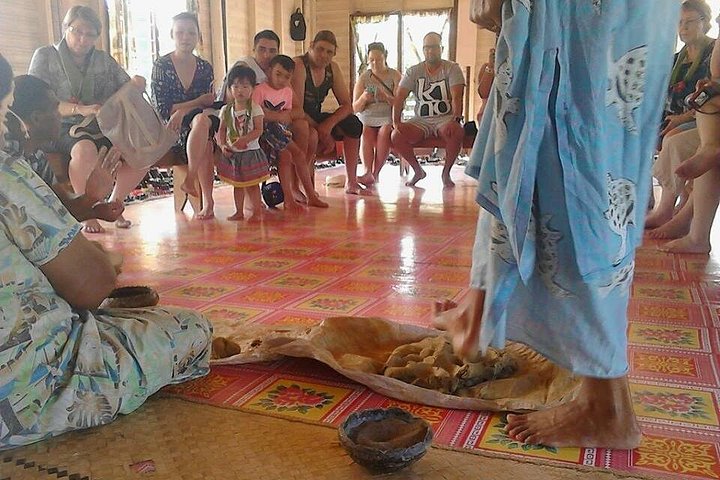 "Aventura en la Costa de Coral: Cerámica, Kava, Meke, Dunas y Templo''