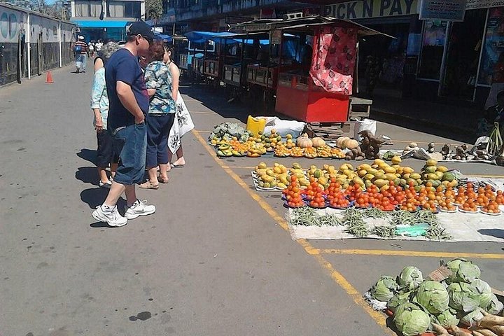 "Aventura en la Costa de Coral: Cerámica, Kava, Meke, Dunas y Templo''