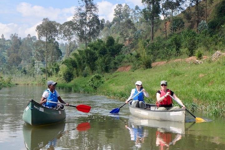 Viagem de canoa no meio do dia Mukungwa River saindo de Musanze