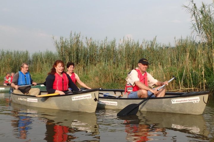 Viagem de canoa no meio do dia Mukungwa River saindo de Musanze