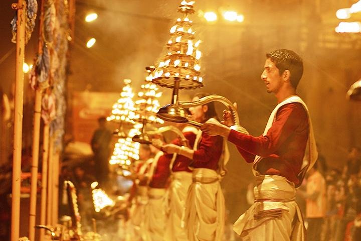 Tour de Ganga Aarti por la noche en Varanasi