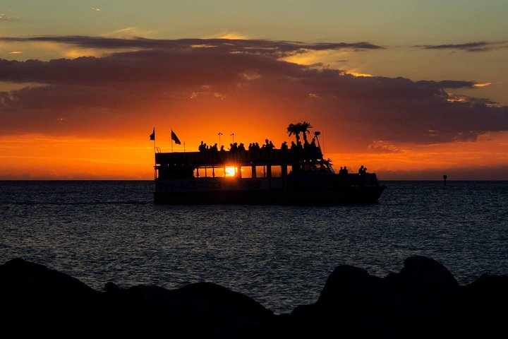 Crociera per festeggiare il tramonto durante i tour in barca ai tropici