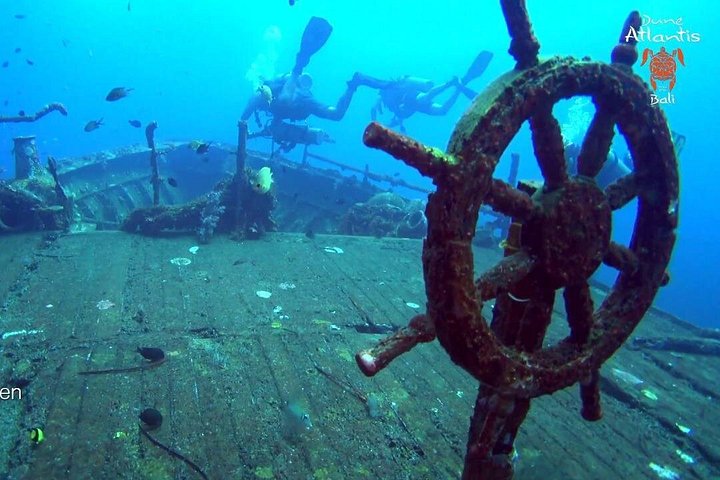 Buceo en el naufragio del USS Liberty de Tulamben Bali