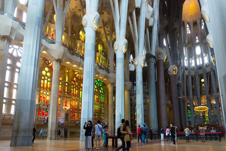 Sagrada Familia English Guided Tour and Optional Tower Access