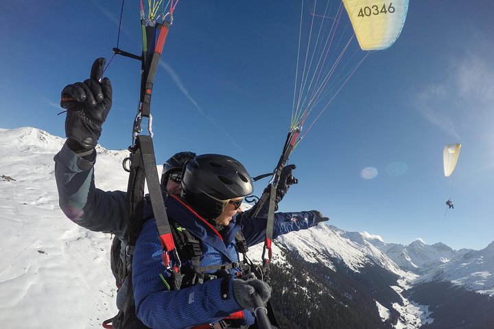 DAVOS: Gleitschirmflug für 2 - Zusammen in der Luft (Video&Photos inklusive)