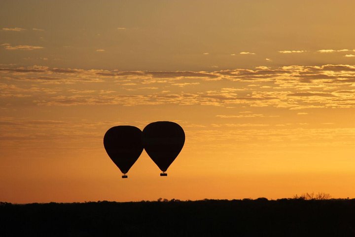 Globo aerostático a primera hora de la mañana en Alice Springs