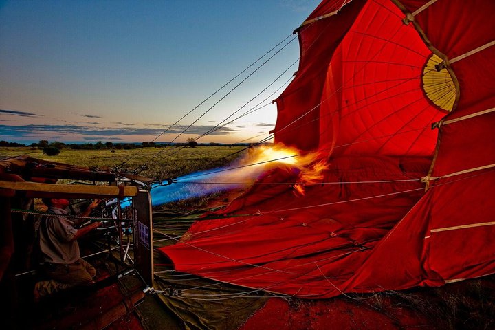 Globo aerostático a primera hora de la mañana en Alice Springs