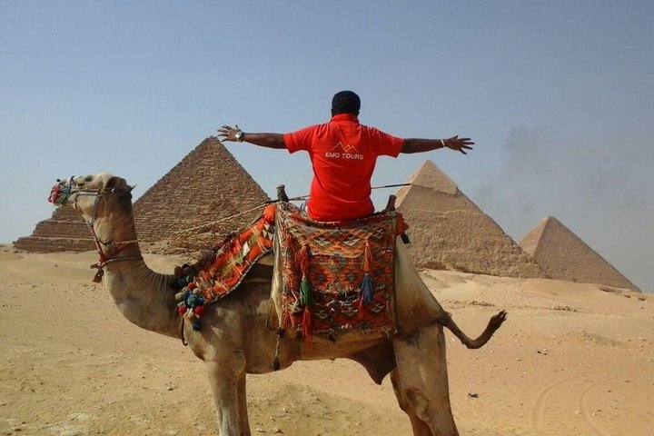 Tour privado a las pirámides de Giza con paseo en camello alrededor de la Gran Pirámide