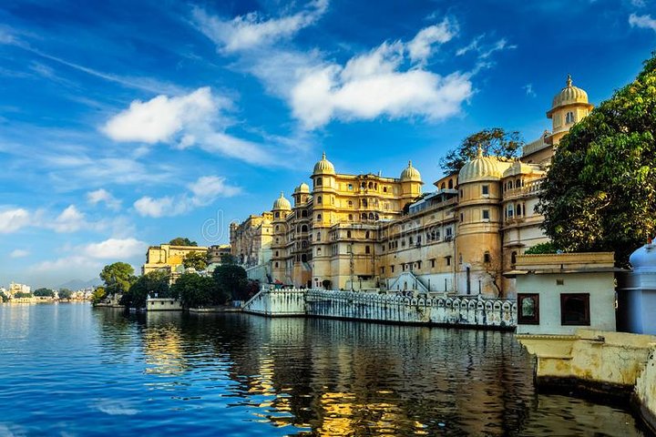 Udaipur: Ganztägige Besichtigungstour ab 8 Plätzen mit Eintrittsgebühren