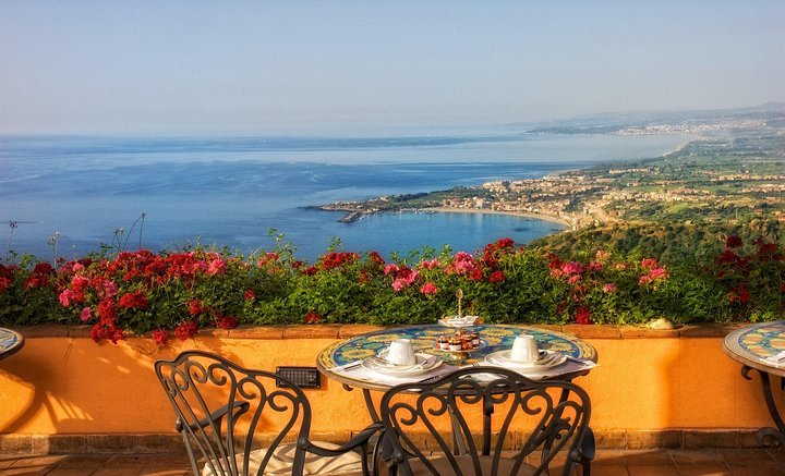 Taormina und Castelmola private und geführte Tour mit Arancino
