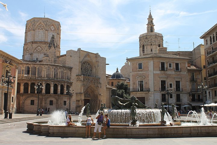 Visite de la vieille ville de Valence avec vin et tapas dans le monument historique du XIe siècle