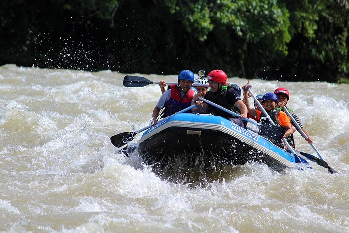 Rafting de água branca do rio Kiulu a partir de Kota Kinabalu