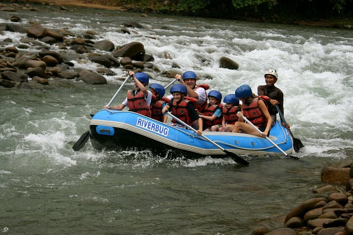 Rafting de água branca do rio Kiulu a partir de Kota Kinabalu