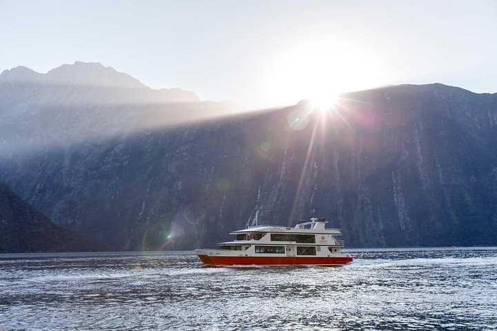 Milford Sound Coach & Cruise ex Te Anau Atemberaubende Aussicht mit Mittagessen