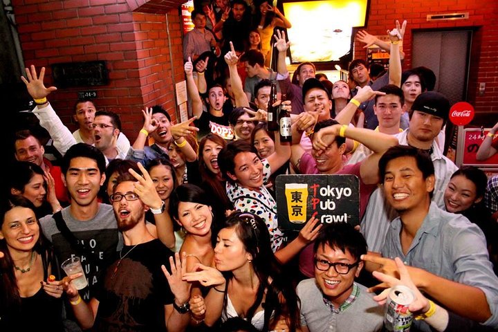 Noche de Pub Crawl en Tokio Fiesta de Vida Nocturna en Roppongi con Entrada a Club