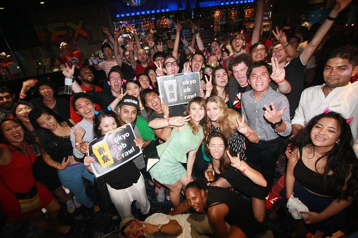 Noche de Pub Crawl en Tokio Fiesta de Vida Nocturna en Roppongi con Entrada a Club