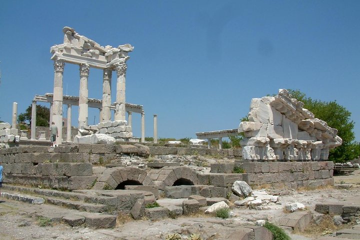Pergamum Akropolis en Asclepion Tour vanuit de haven van Dikili met privégids