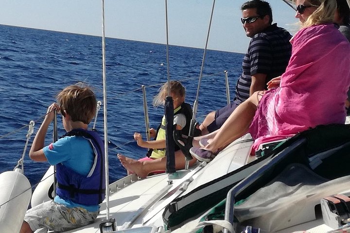Excursion d'une journée pour faire de la plongée avec tuba et de la voile à Greek Shores