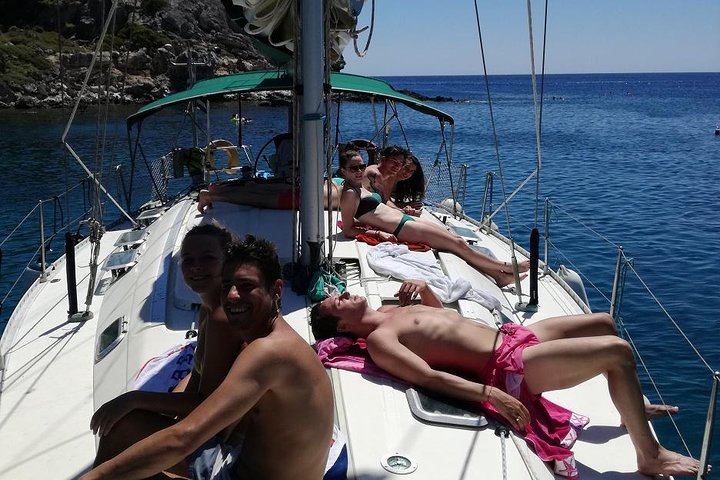Excursion d'une journée pour faire de la plongée avec tuba et de la voile à Greek Shores