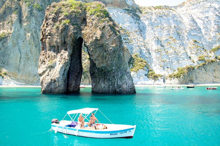 Île de Ponza : Excursion d'une journée complète en croisière au départ d'Anzio avec déjeuner à bord
