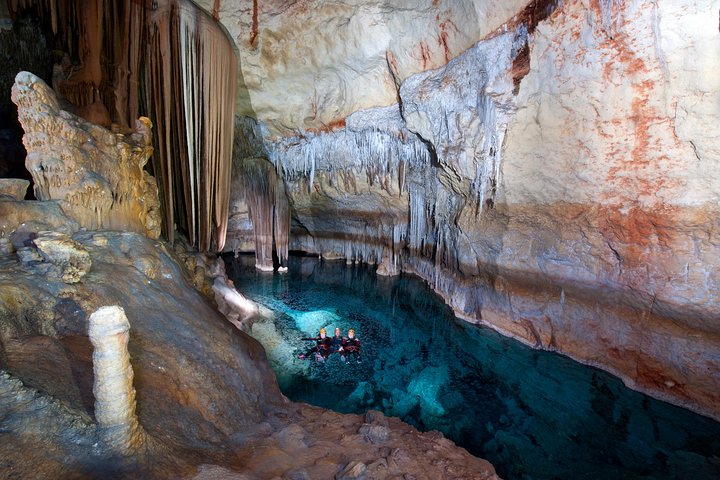 Små grupp Cova de Coloms Sea Caving Tour på Mallorca