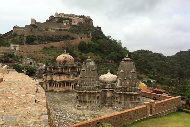 One Way Kumbhalgarh Fort und Jain Temple Tour von Udaipur nach Jodhpur