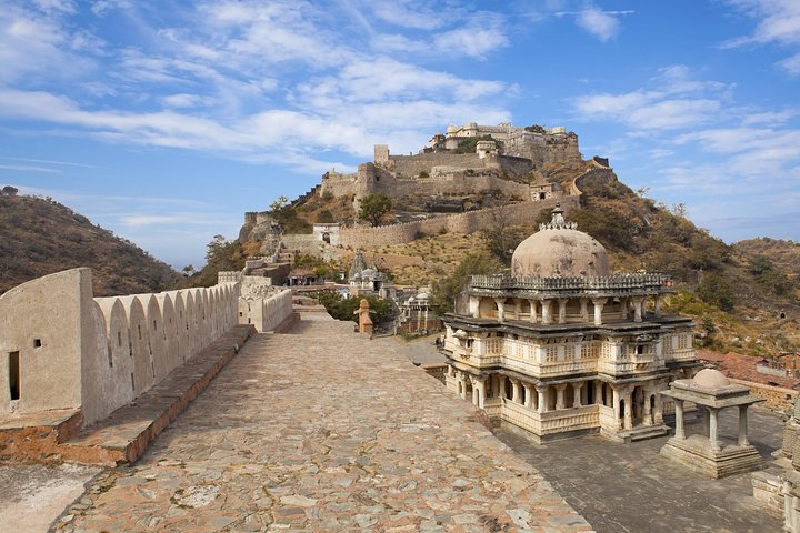 Kumbhalgarh Fort e Jain Temple Tour de dia inteiro de Jodhpur para Udaipur