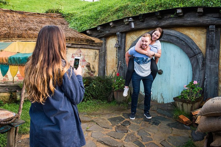 Hobbiton Movie Set & Waitomo Caves Pequeno grupo tour de Auckland