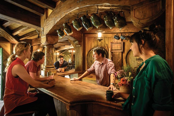 Hobbiton Movie Set & Waitomo Caves Pequeno grupo tour de Auckland
