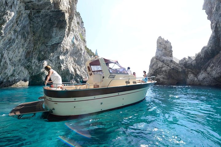 Capri Island-boottocht met kleine groep met zwemmen en limoncello