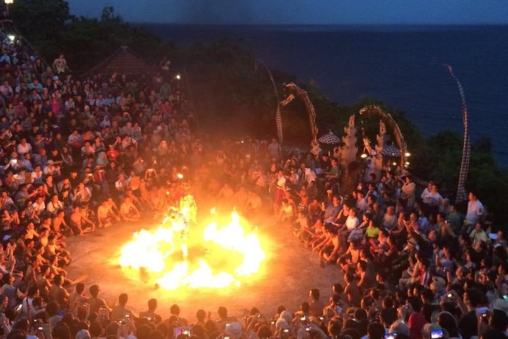 Tour serale privato del tempio di Uluwatu e della danza del fuoco di Kecak nella baia di Jimbaran