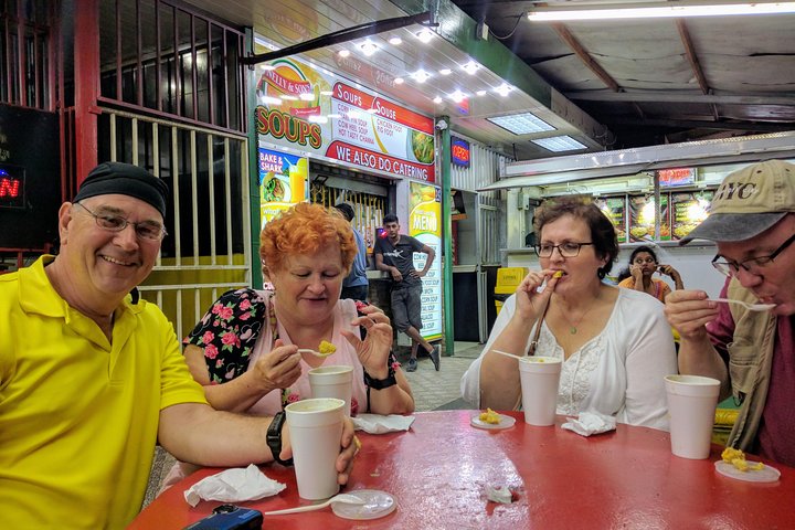 Tour gastronómico de Trinidad por la noche