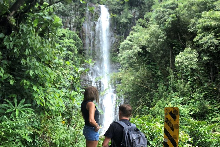 Route de Hana : Journée complète de route panoramique avec Blacksand et cascades