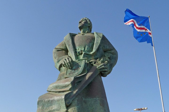Praia: Guided Historic Walking Tour & Lunch with Locals