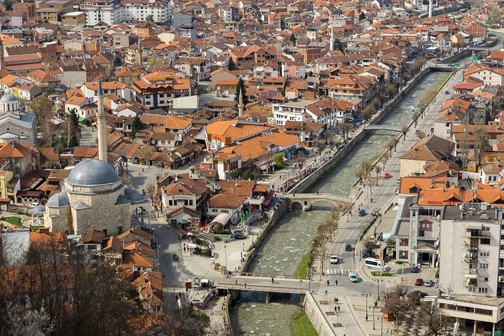Prizren、コソボの半日ツアーでスコピエをティラナに移動