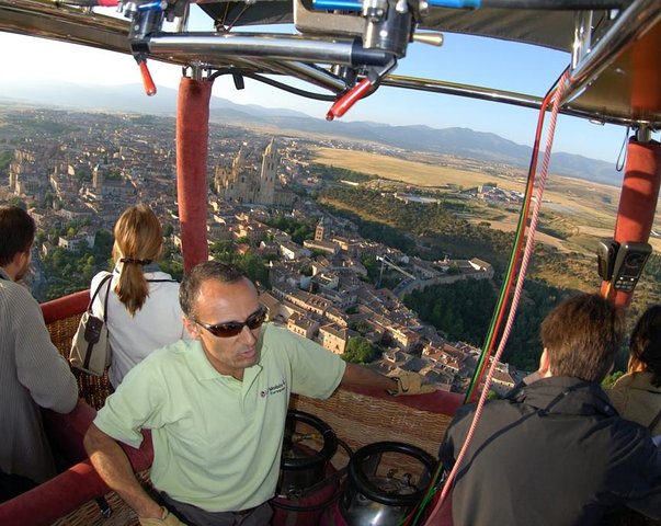 Hot Air Balloon Ride over Segovia med valgfri transport fra Madrid