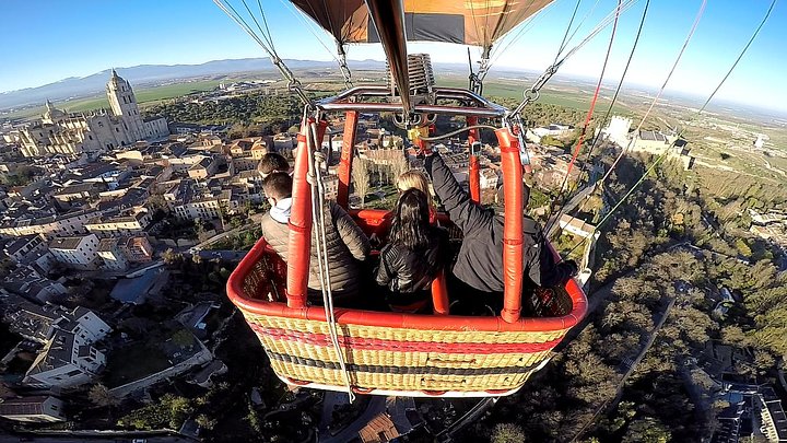 Hot Air Balloon Ride over Segovia med valgfri transport fra Madrid