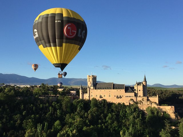Hot Air Balloon Ride over Segovia med valgfri transport fra Madrid