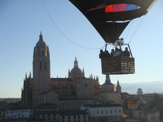 Hot Air Balloon Ride over Segovia med valgfri transport fra Madrid