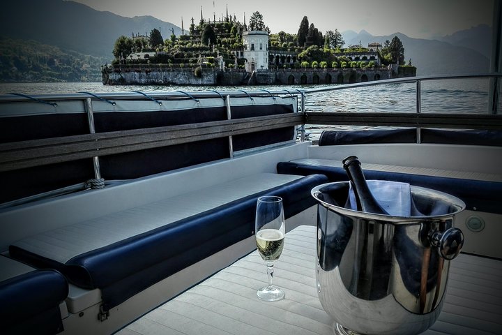 Cruzeiro privado exclusivo do por do sol de Micaela no lago Maggiore