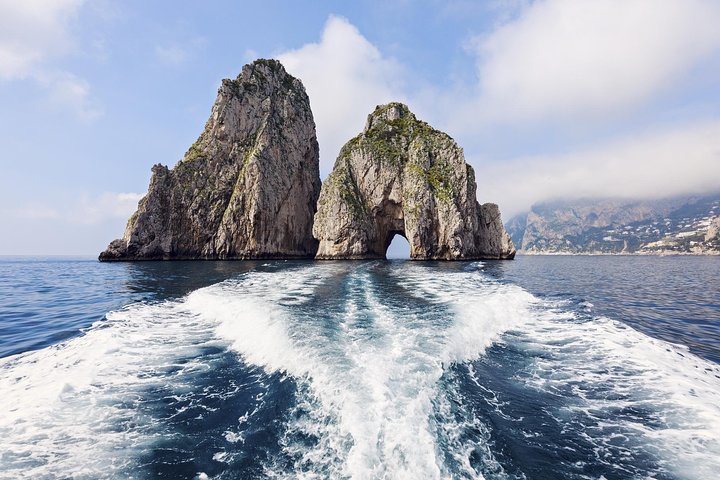 Capri Island-boottocht met kleine groep met zwemmen en limoncello