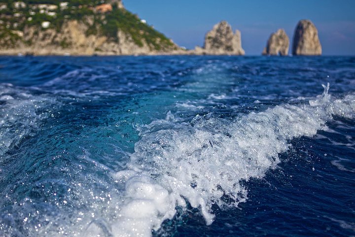 Capri Island-boottocht met kleine groep met zwemmen en limoncello