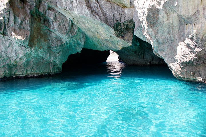 Capri Island-boottocht met kleine groep met zwemmen en limoncello