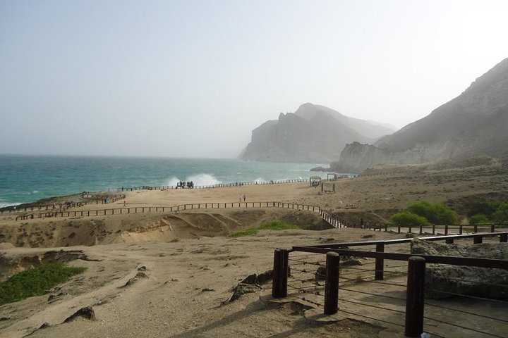 West Salalah Tour - Caraibi d'Oriente - Spiaggia di Fazayah con città