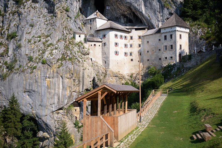 Postojna-grot en fotostop Predjama-kasteel - Groepsreis vanuit Koper