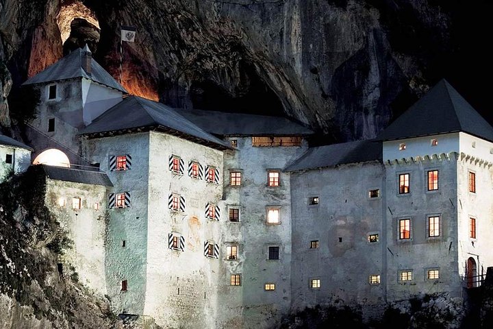 Postojna-grot en fotostop Predjama-kasteel - Groepsreis vanuit Koper