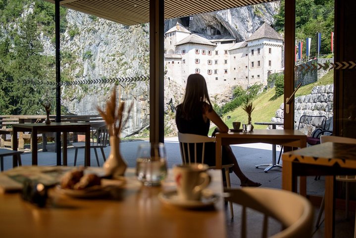 Postojna-grot en fotostop Predjama-kasteel - Groepsreis vanuit Koper