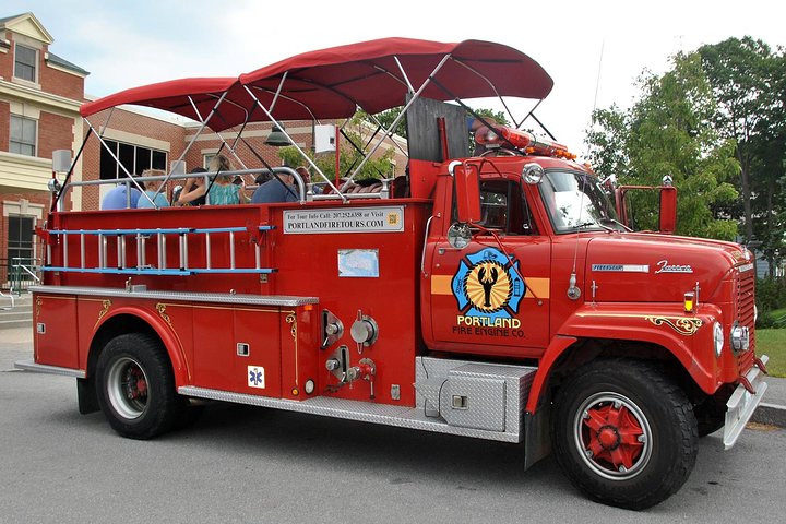 Giro turistico di camion dei pompieri d'epoca di Portland, Maine