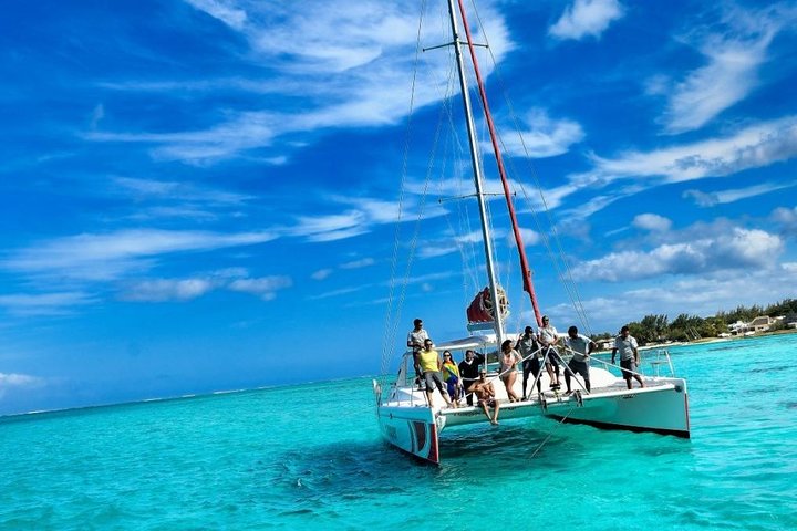Catamaran Adventure Full Day: Ile aux cerfs, GRSE Waterfall, Snorkelen & BBQ-lunch