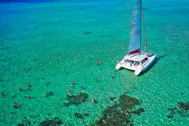 Catamaran Adventure Full Day: Ile aux cerfs, GRSE Waterfall, Snorkelen & BBQ-lunch